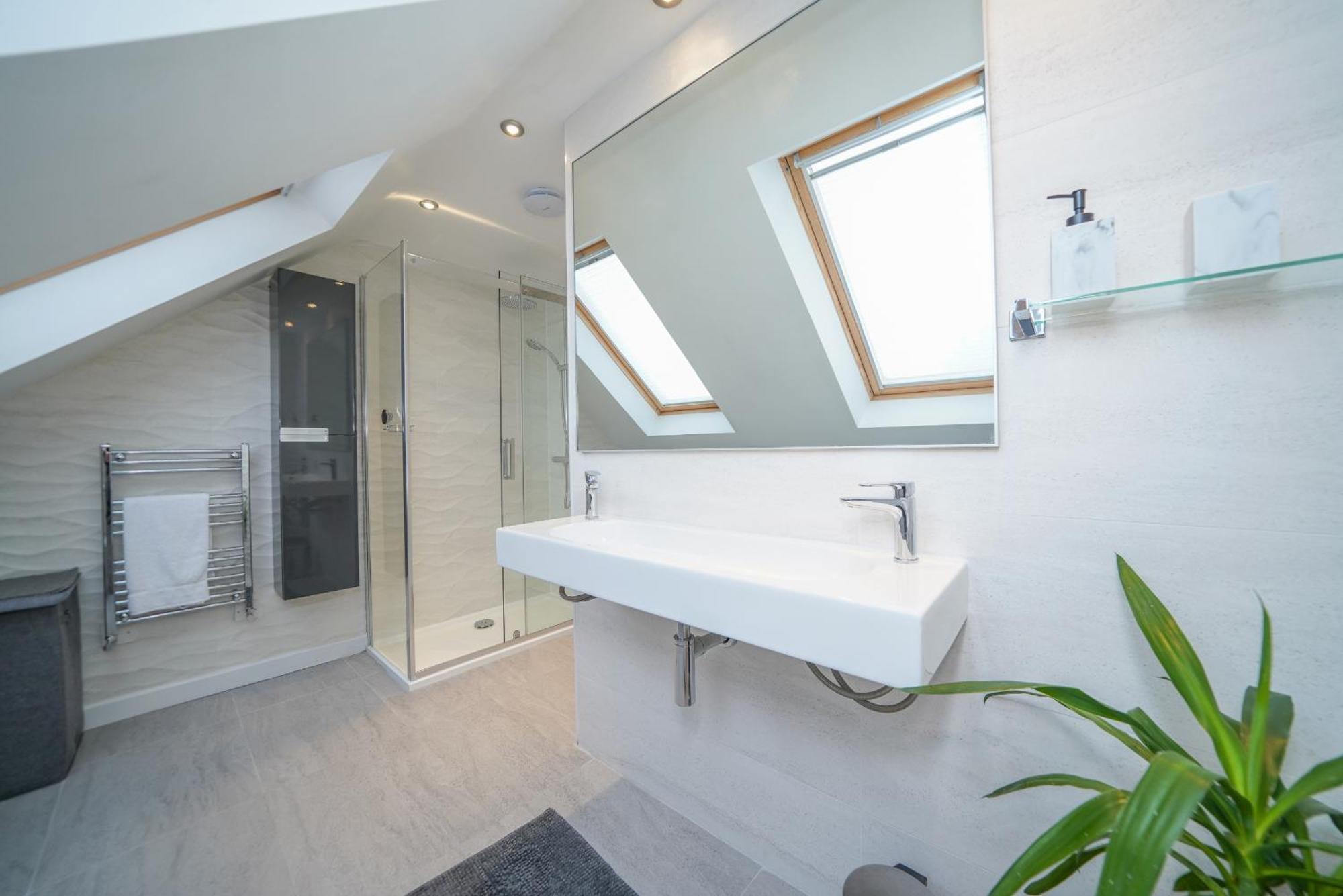 Апартаменты Castle Townhouse Kenilworth - Private Parking - 24 Hr Gym Access - Town Centre Номер фото